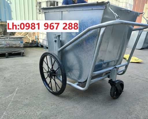 Thùng rác bằng tôn.jpg